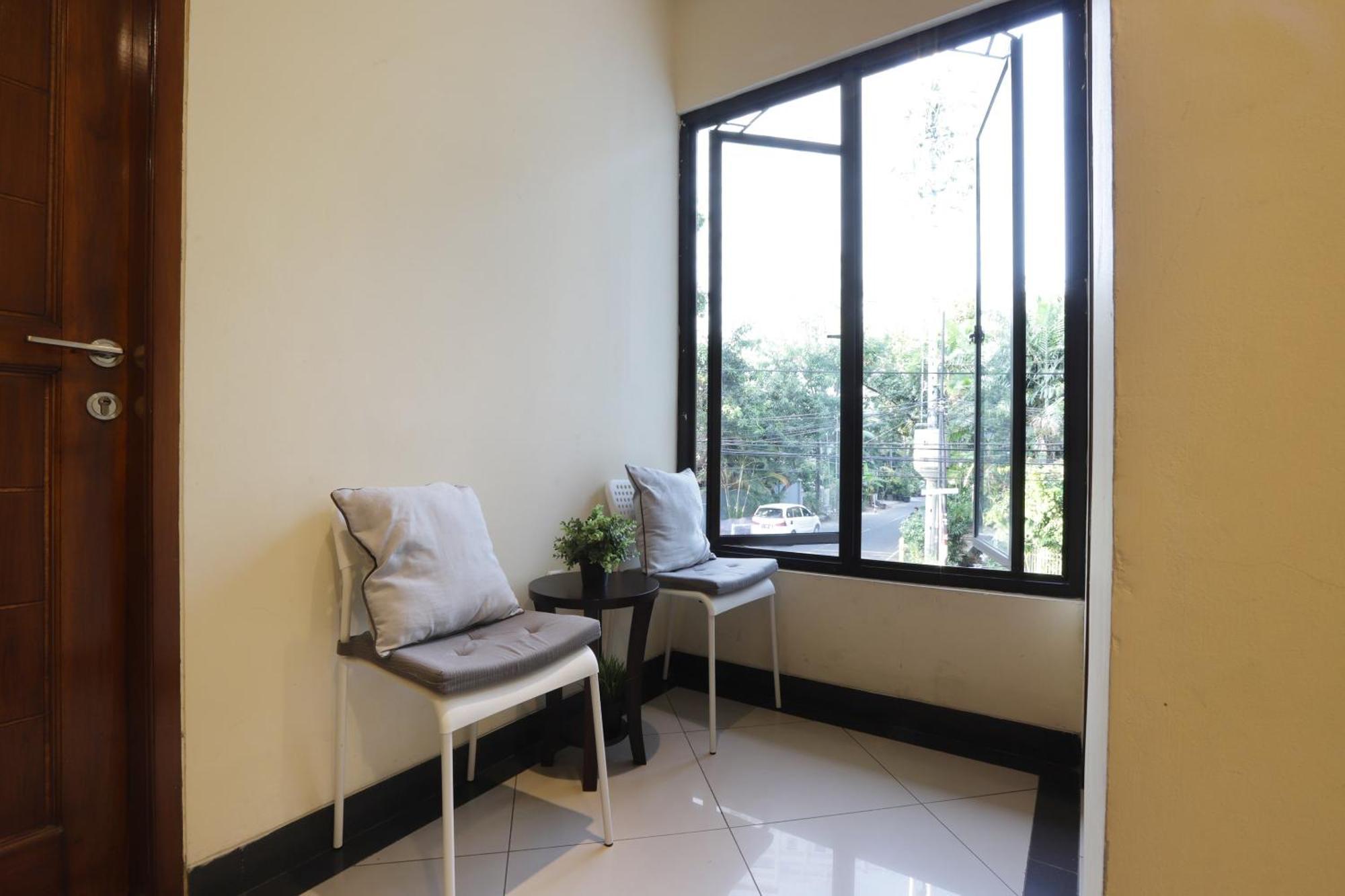 Oyo 148 Cempaka Place Homestay Jakarta Exterior photo